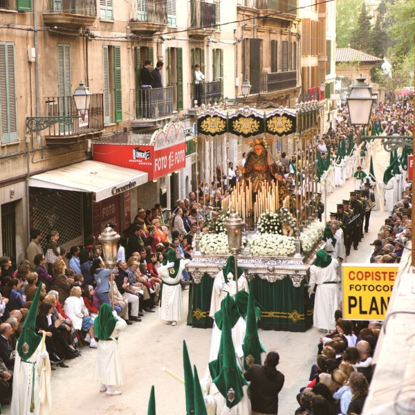 Scopri l’autentica Minorca in fiore